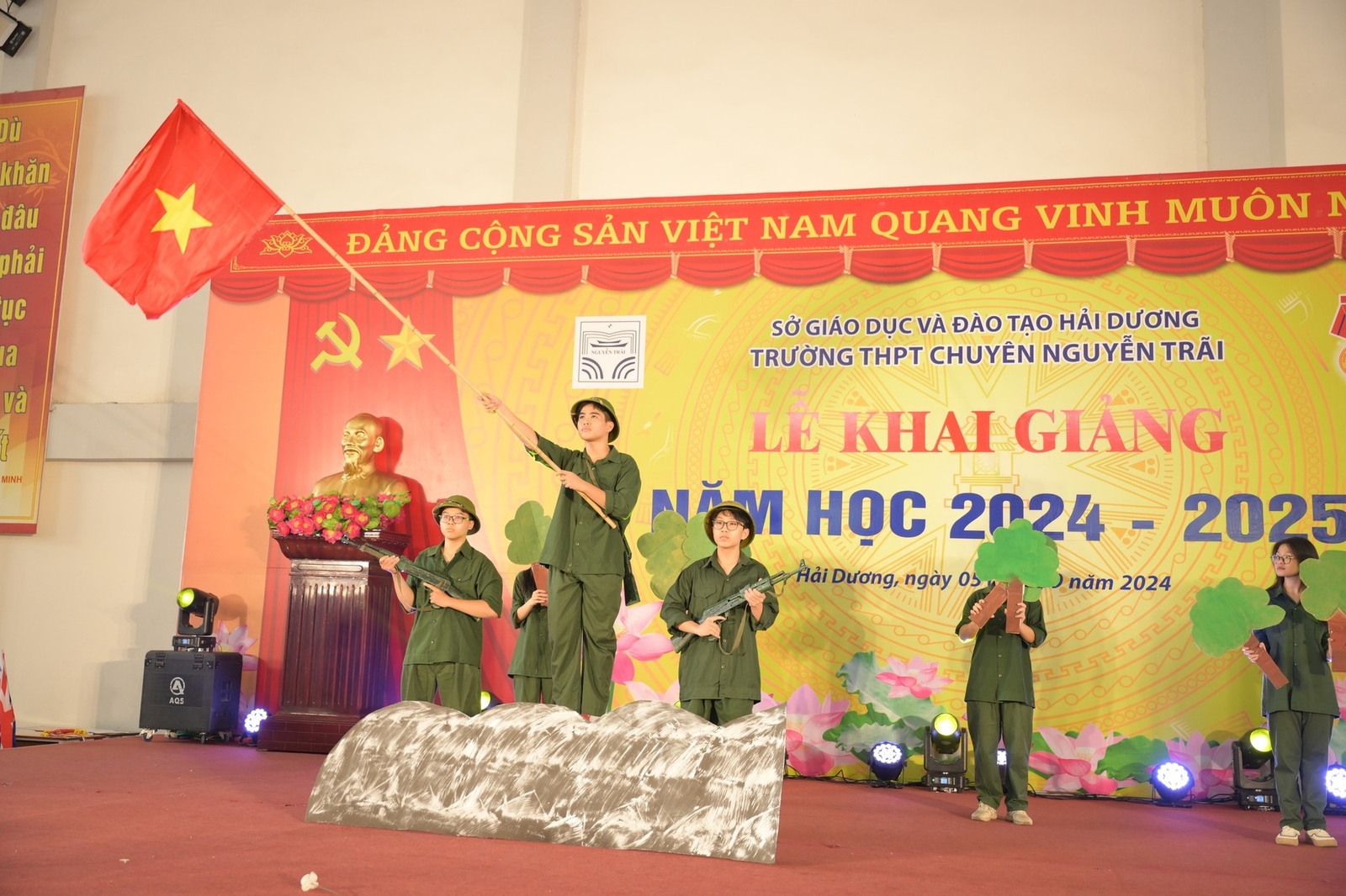 Nhấn để phóng to